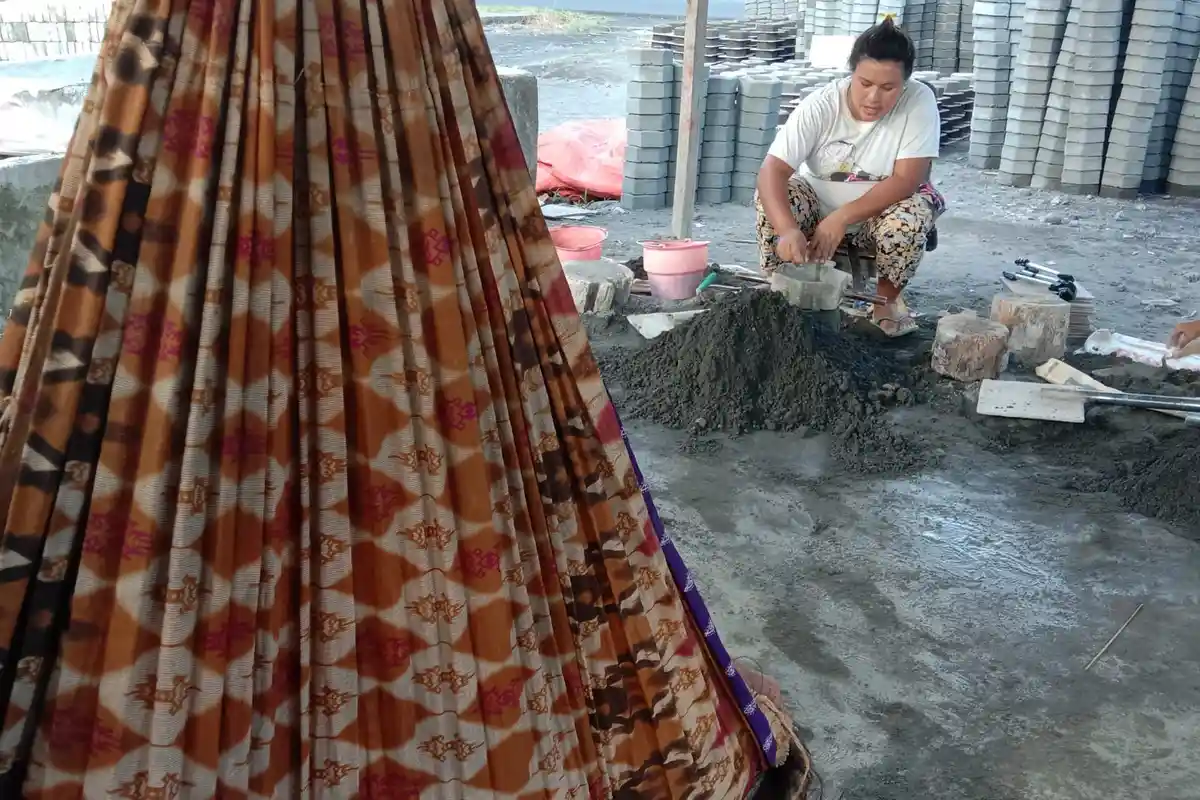 Kisah Seorang Ibu di Halmahera Utara yang Lima Tahun Bekerja Sebagai Pembuat Paving Block Press