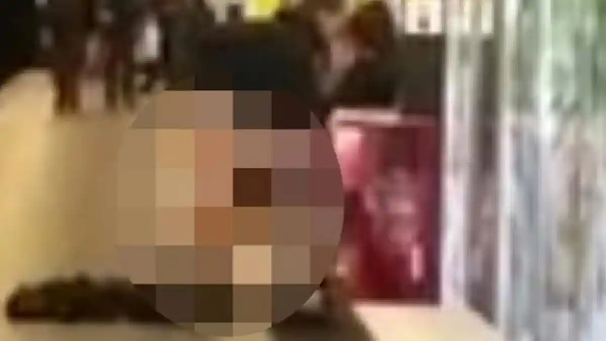 Sejoli Ini Nekat Bercinta di Kursi Tunggu Peron Stasiun Meski Banyak Orang Melihat