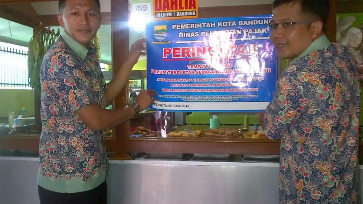 Mantan Pemain Persib Zaenal Arief Pasang Segel di Warung Imas