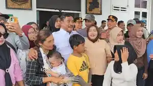 Wali-Kota-Binjai-Amir-Hamzah-berfoto-bersama-dengan-para-pedagang_Relokasi.jpg