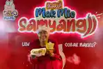Arif-Muhammad-atau-Mak-Beti-saat-mencoba-menu-Makmie-Samyang.jpg