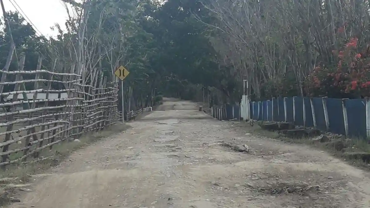 Ruas Jalan Lurasik-Manufui Belum Juga Diperbaiki