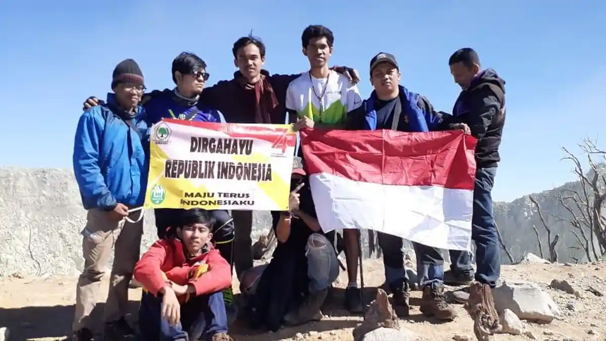 Golkar DKI Kibarkan Merah Putih di Puncak Sindoro dan Cikuray