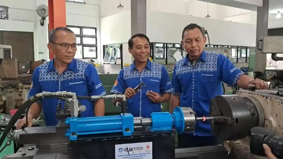 Tim Laboran Teknik Mesin Ubaya Surabaya Inovasikan Mesin Bubut Jadi ...