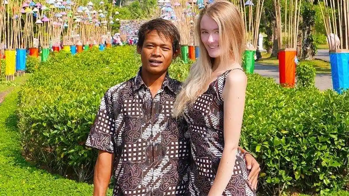 Masih Ingat Bule Cantik yang Dinikahi Pria Asal Jateng ? Penampilan si Bule Kini Bikin Pangling