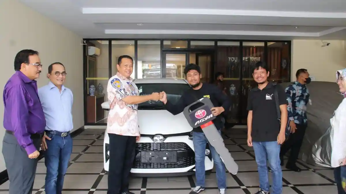 Bamsoet Serahkan Hadiah Mobil Kepada Juara Pertama BSC Racing Madness Series 2021