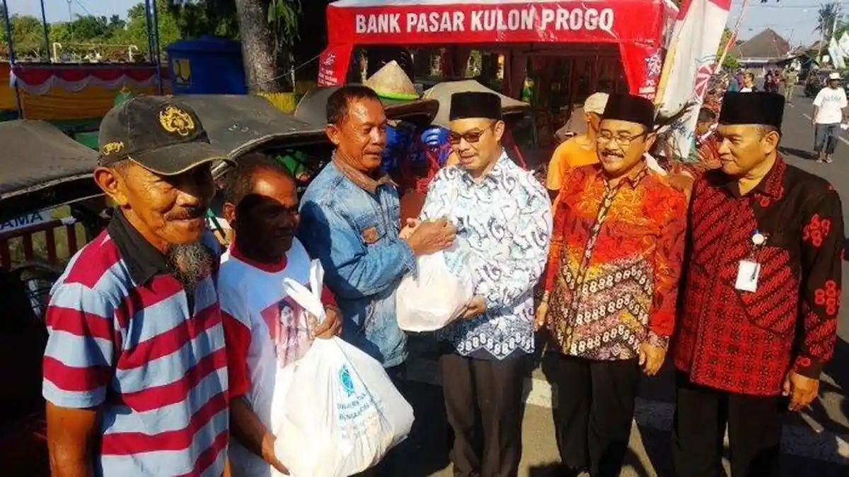Ratusan Tukang Becak di Kulon Progo Dapat THR dari Pemkab