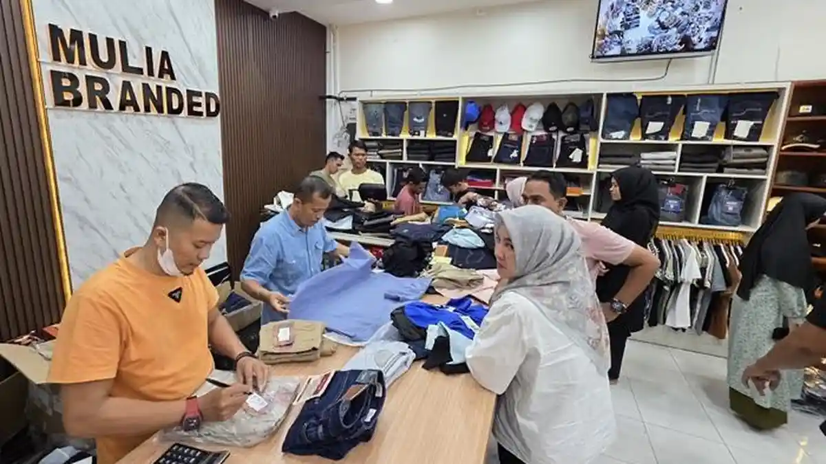 Warga Pidie Mulai Buru Pakaian Lebaran, Pedagang Sumringah, Saban Hari Laku 200 Pasang