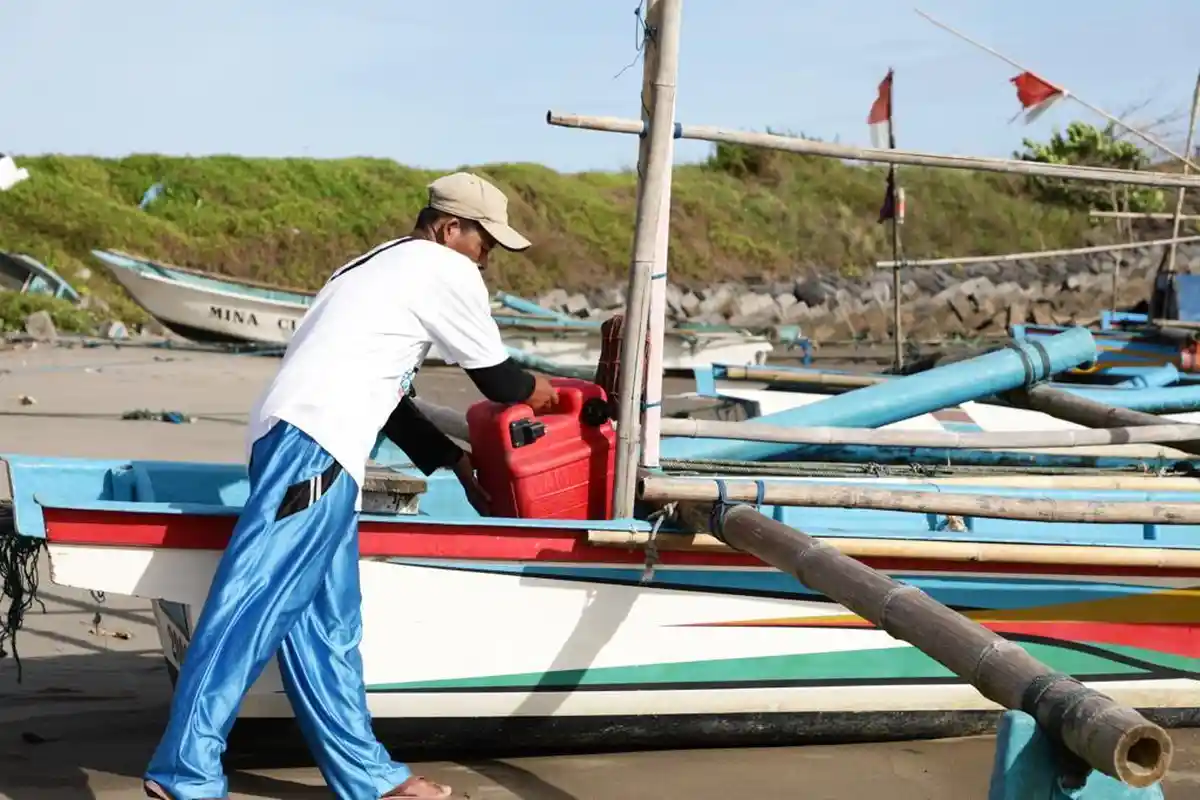 Bantu Nelayan untuk Melaut di Musim Paceklik, Komunitas Nelayan Berikan Bantuan Bahan Bakar