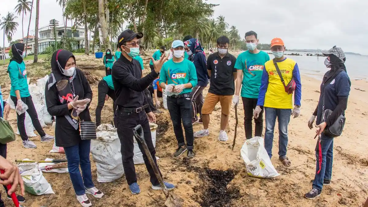 Wakil Walikota Batam Amsakar Bersihkan Limbah Minyak di Pantai dan Goro Tanah Longsor