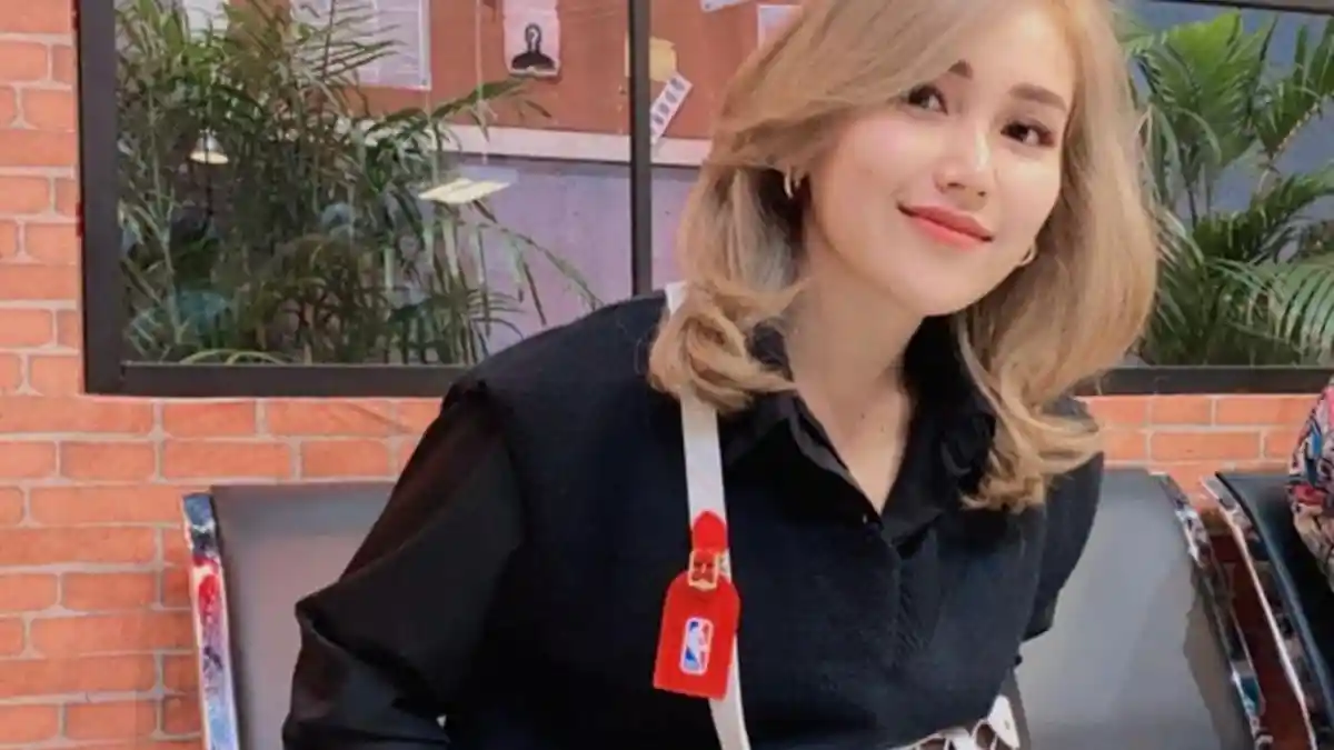 Ayu Ting Ting Pergi Liburan ke Luar Negeri, Umi Kalsum Langsung Tulis Curhatan di Instagram