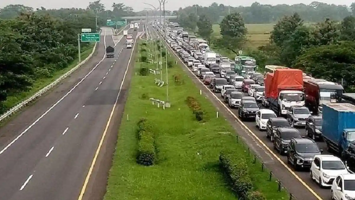 Mudik Lebaran, Kendaraan Pemudik Mulai Membludak di Tol Cipali Arah Cirebon