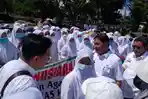 Wakil-Bupati-Aceh-Besar-Syukri-A-Jalil-menemui-pendemo.jpg