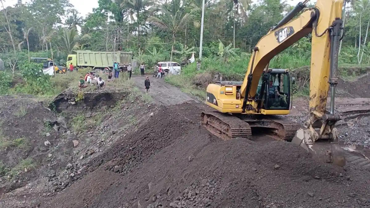 Tergerus Hujan, Jalan Penghubung Banjar Butus ke Nangka Karangasem Amblas