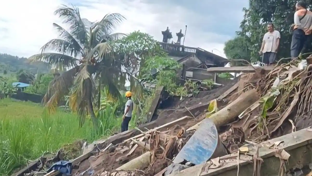 Senderan Sepanjang 15 Meter di Karangasem Roboh, Tutup Akses Gang Warga