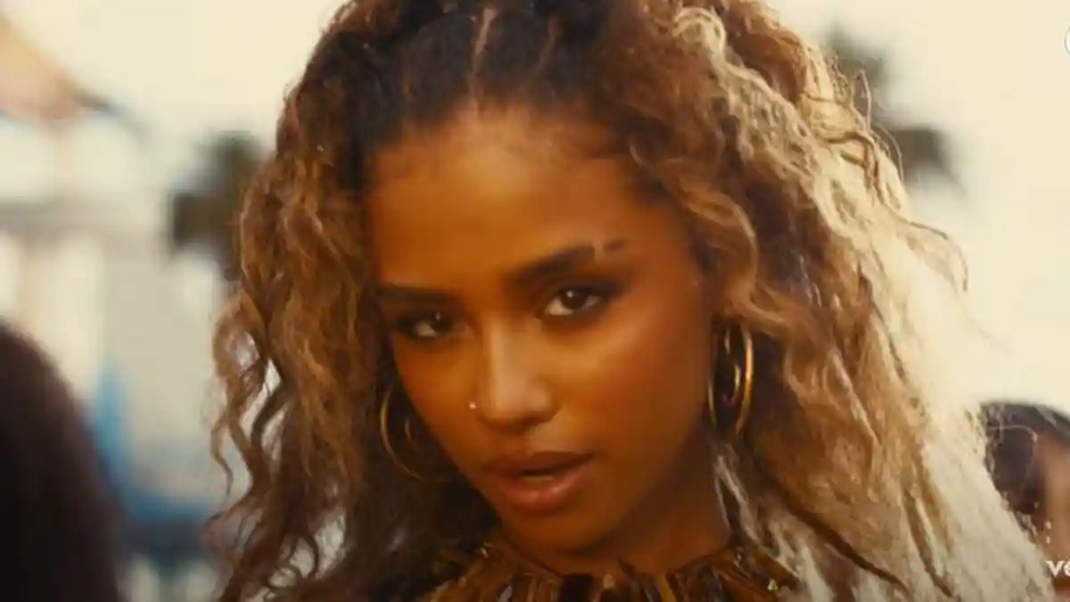 Arti Lagu Push 2 Start Tyla, Lirik: Pushin' on My Buttons with No Hesitation