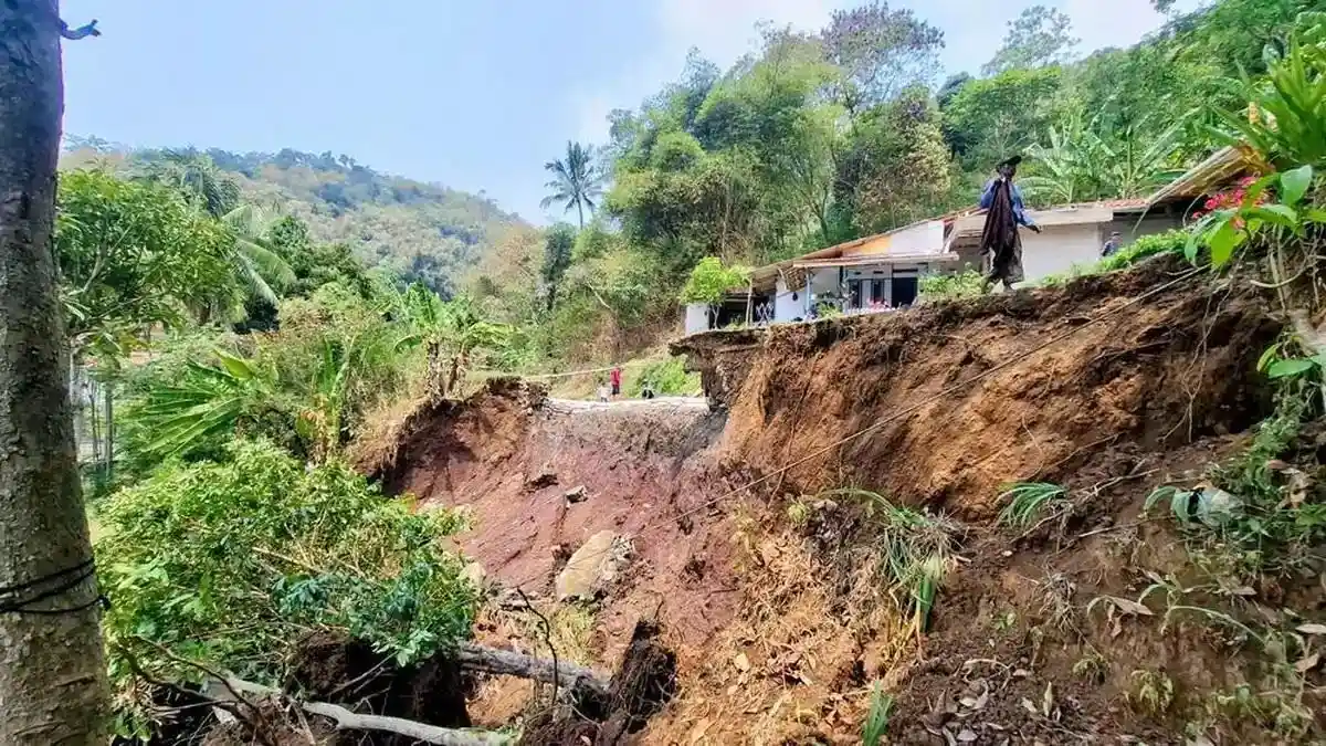 Tanggul Irigasi di Bandung Jebol usai Hujan, Warga Pasang Geobag dan ...