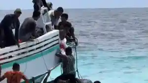 Video-Pendek-Uskup-Agung-Kupang-Turun-dari-Kapal.jpg