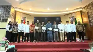 Prof-Anhar-Gonggong-foto-bersama-saat-Seminar-Provinsi-Usulan-Pahlawan-Nasional-2026.jpg