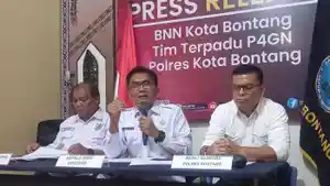 20231227_Kepala-BNNK-Bontang-Lulyana-Ramdhani-tengah-menyampaikan-rilis-pengungkapan-kasus-narkoba.jpg
