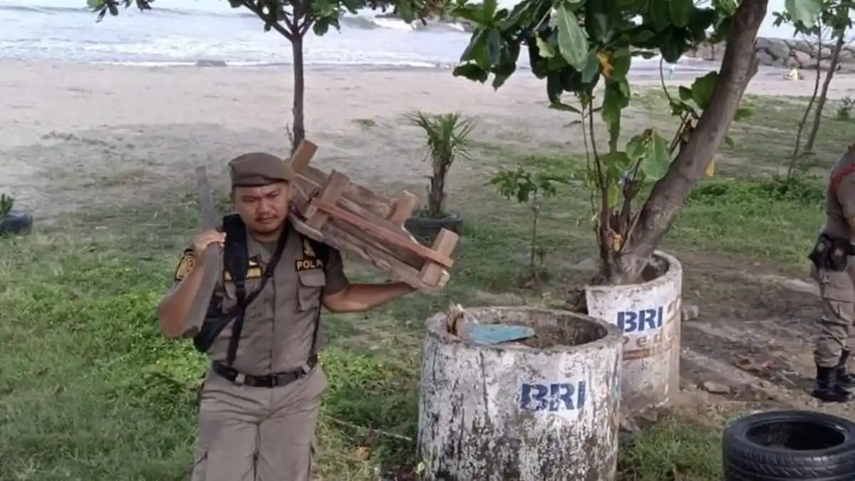 Ditinggal Setelah Berjualan, Satpol PP Sita Meja dan Kursi Pedagang di Pantai Cimpago Padang