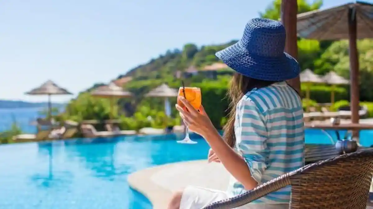 5 Barang Wajib Dibawa Cewek saat Staycation, Ada yang Sering Banget Disepelekan