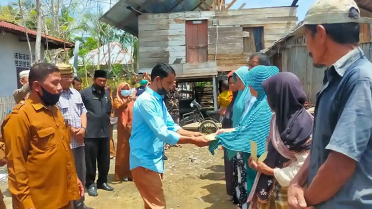 11 Korban Rumah Rusak Akibat Puting Beliung di Pidie Dapat Bantuan Baitul Mal Aceh, Ini Nama-namanya
