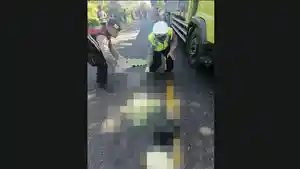 Kecelakaan-Maut-di-Jembrana-Bali-2-Motor-Crash-Saat-Dahului-Truk-Istri-Pemotor-Terlindas-Ban-Truk.jpg