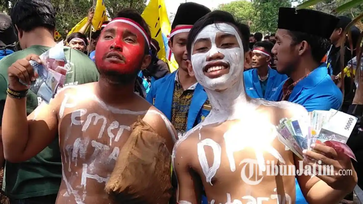 Pelantikan DPRD Sidoarjo Didemo Mahasiswa, Kritik Tingkah Dewan Bernyanyi Sambil Kipas-kipas Uang