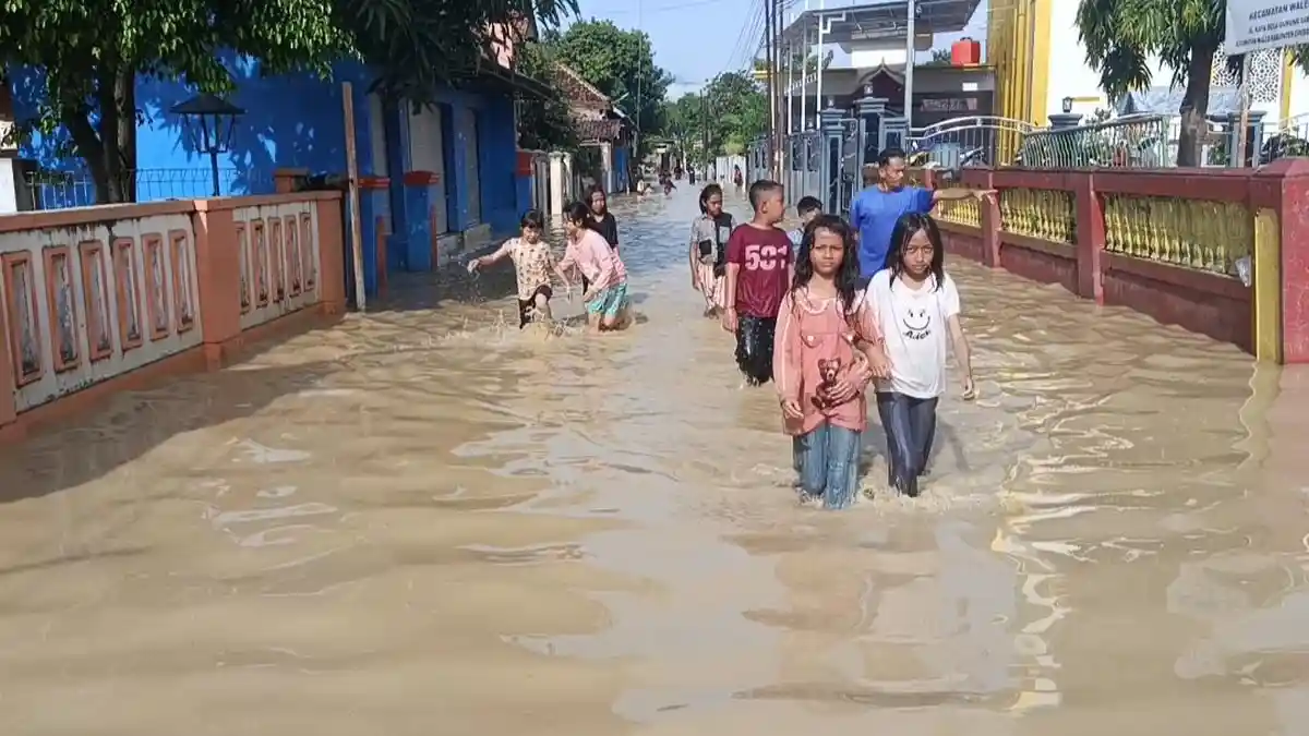 Cara Dinsos Cirebon Jaga Warga Waled Tetap Makan di Tengah Banjir