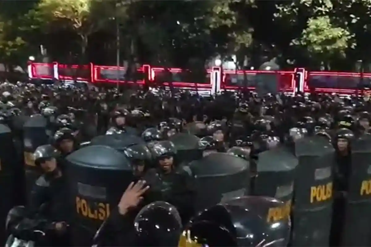 Ratusan Polisi Antihuru-Hara Tampak Disiagakan di Kawasan Simpang Susun Semanggi