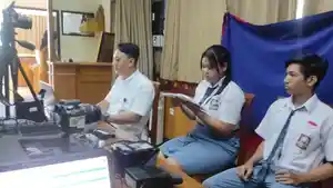 Pelaksanaan-jemput-bola-perekaman-KTP-elektronik-ke-sekolah-sekolah.jpg