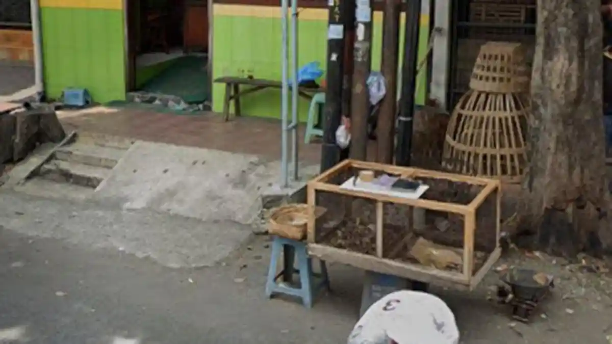 Ada Penjual Jangkrik Nyambi Jadi Jukir Liar di Pasar Koplak Kebumen