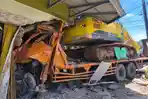 Truk-angkut-ekskavator-tabrak-ruko-sembako-di-Jati-Agung-Lampung-Selatan.jpg