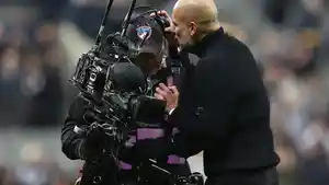 pep-guardiola-ngamuk-ke-kameramen-manchester-city-vs-newcastle-united-23112025.jpg