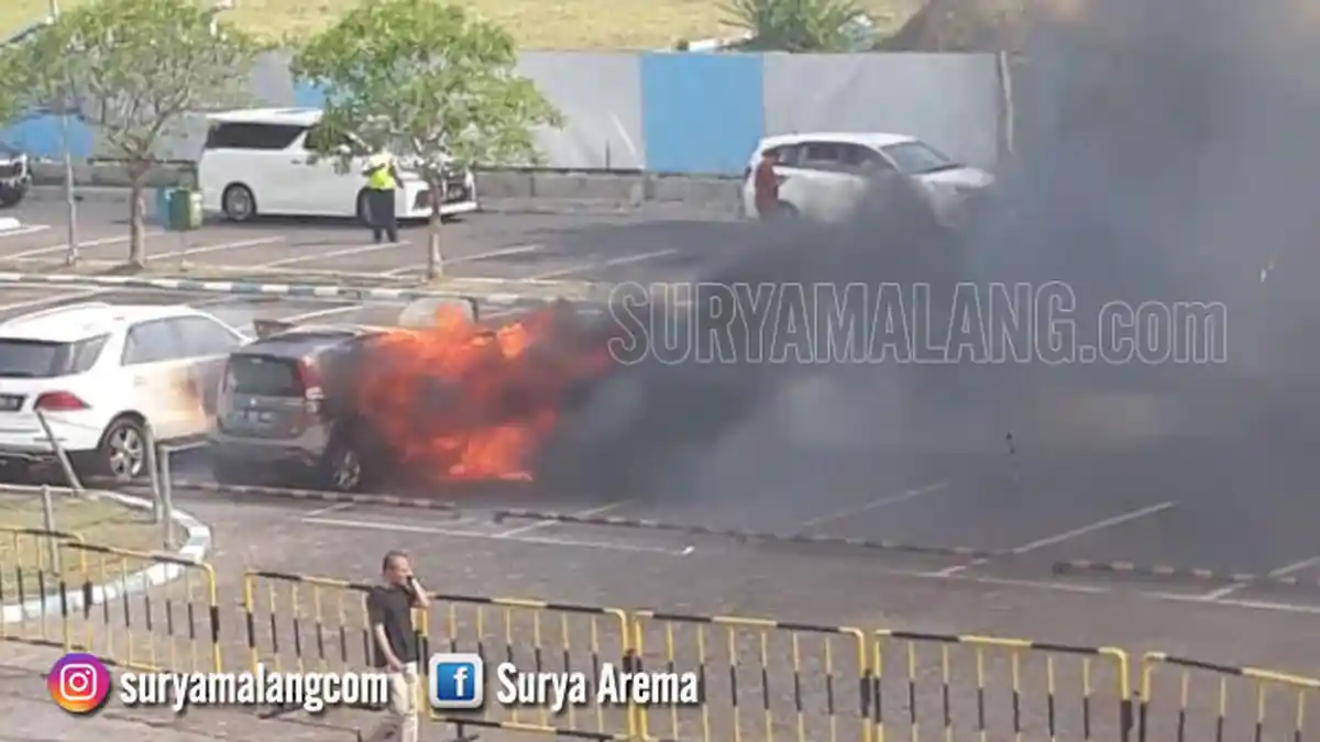 Suzuki Splash Terbakar dan Menyambar Mercedes Benz di Pelataran Bandara Juanda