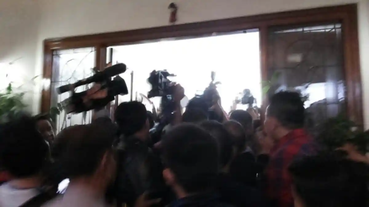 Kaca Rumah Budi Gunawan Pecah Saat Anggota DPR Bertamu