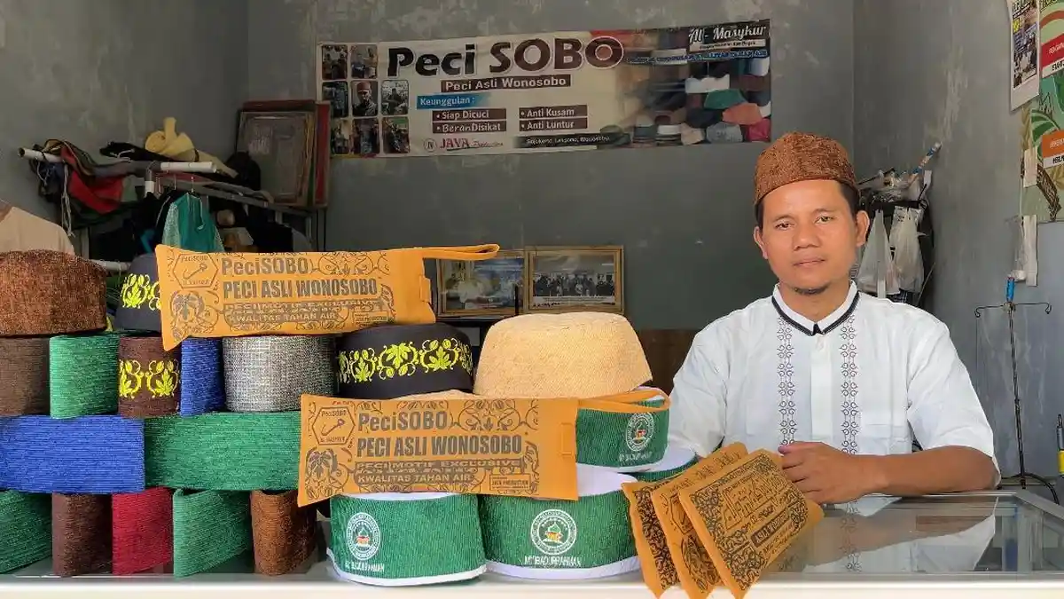 Warga Wonosobo Produksi Peci Unik dengan Motif Carica Khas Dieng