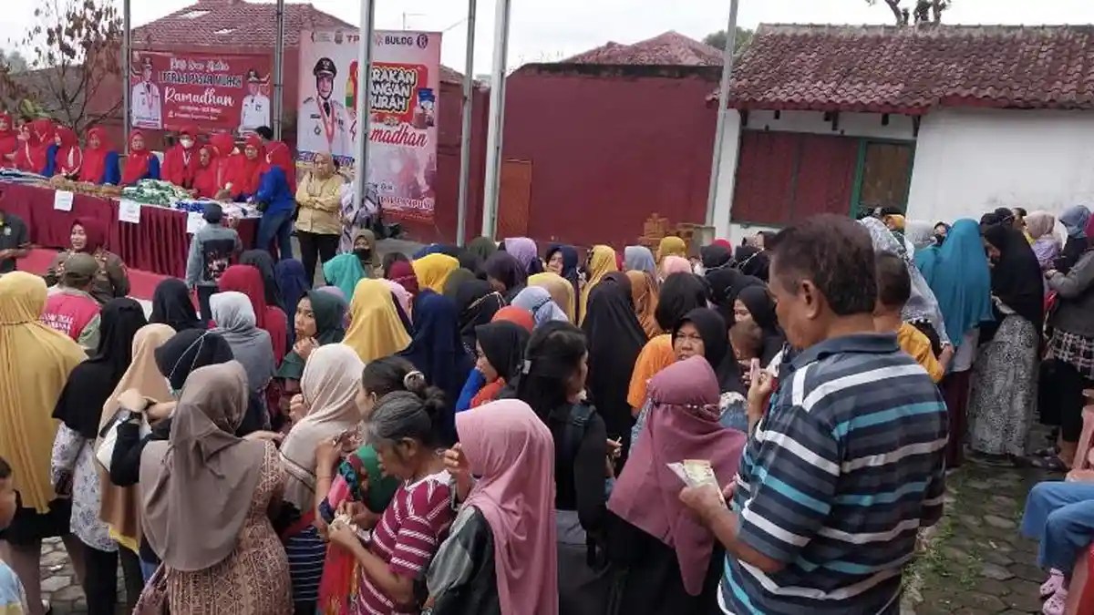Warga Serbu Beras dan Minyak Goreng Pasar Murah Pemkot Bandar Lampung