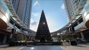 Pohon-Natal-21-Meter-di-Delipark-Medan.jpg