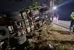 Kondisi-truk-muatan-tebu-mengalami-kecelakaan-tunggal-di-Jalan-Raya-Madiun-Surabay.jpg