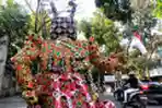 Syaiful dan Motornya Berkostum Anyaman Bungkus Kopi
