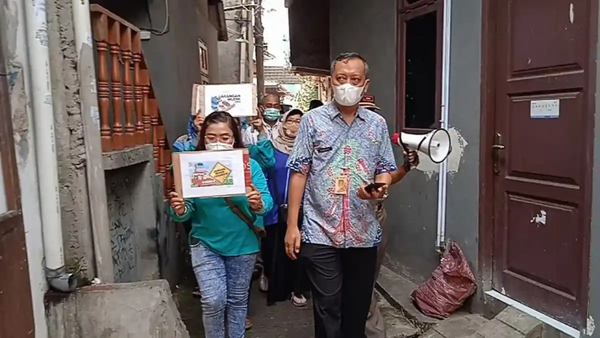 Imbau Warga Tidak Mudik Lebaran, Lurah Sunter Agung Berkeliling ke Permukiman Masyarakat