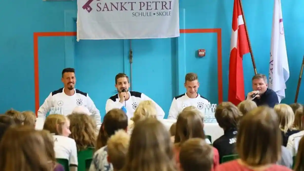 Ketika Pemain Timnas Jerman Bertemu Anak-anak Sekolah Dasar