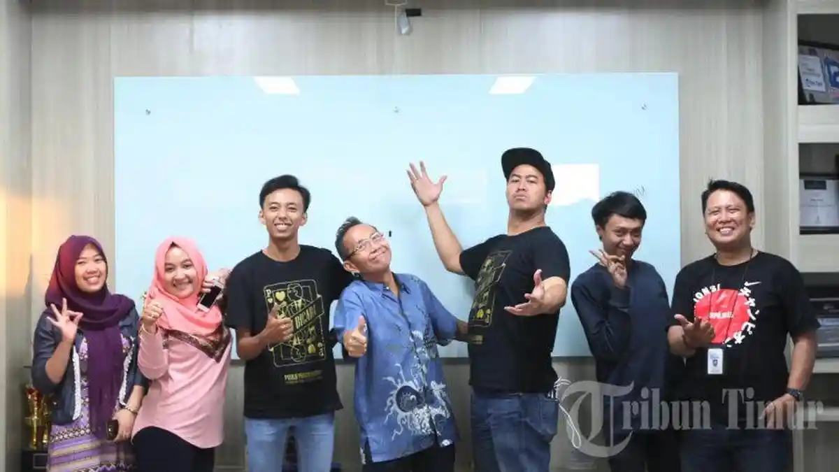 Bagi Pandji Pragiwaksono, Makassar Itu Keren - bersama-awak-redaksi-tribun-timu_20161113_005153.jpg
