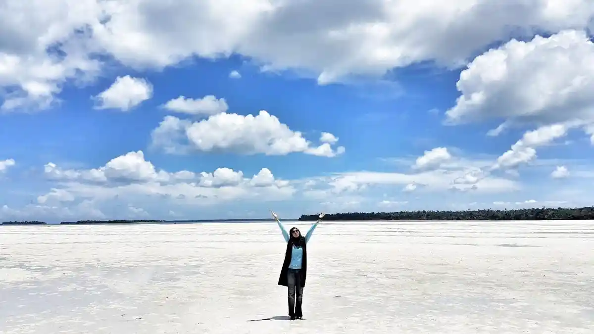 Ingin Melihat Pantai Pasir Putih yang Luas? Ayo ke Tual Saat Meti Kei - pasir-putih-yang-indah-di-ke_20161023_003632.jpg