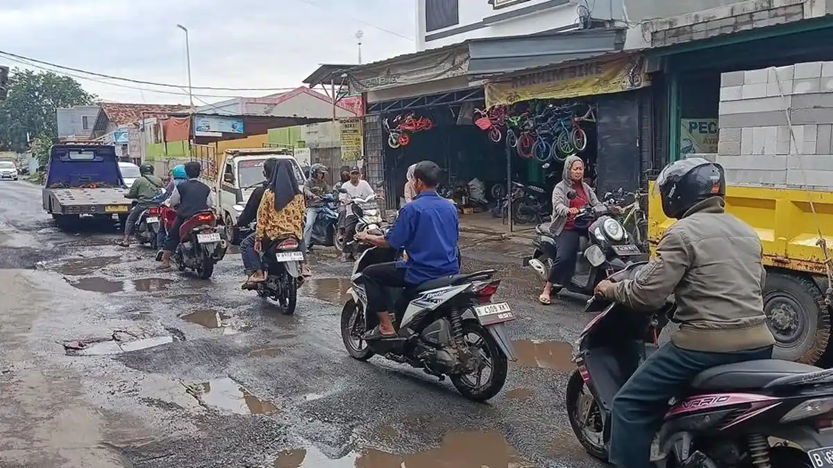 Portal di Jalan Raya Caringin Bekasi Belum Dipasang, DBMSDA Fokus Cor ...