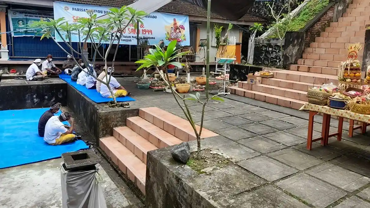 Di Manado, Dua Gereja Lindungi Sebuah Pura