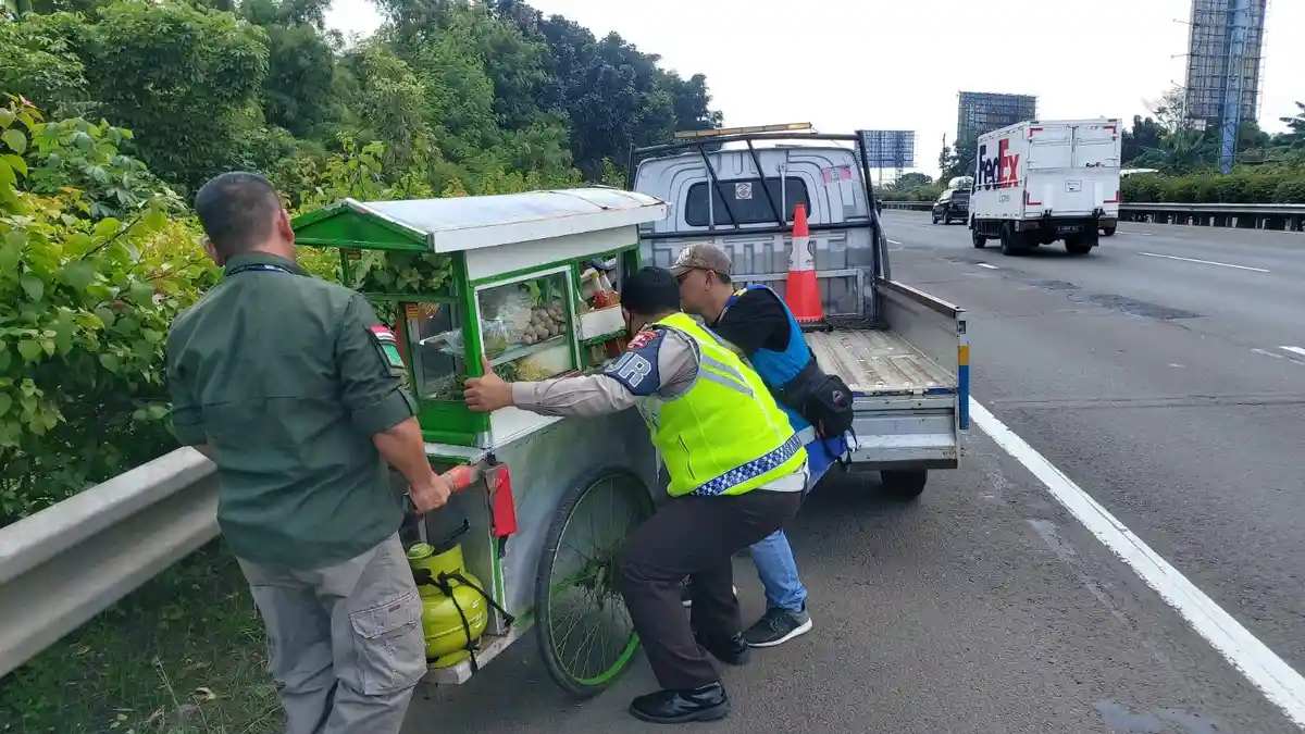Nyasar Masuk Tol Ciledug, Tukang Bakso Dievakuasi Satuan PJR