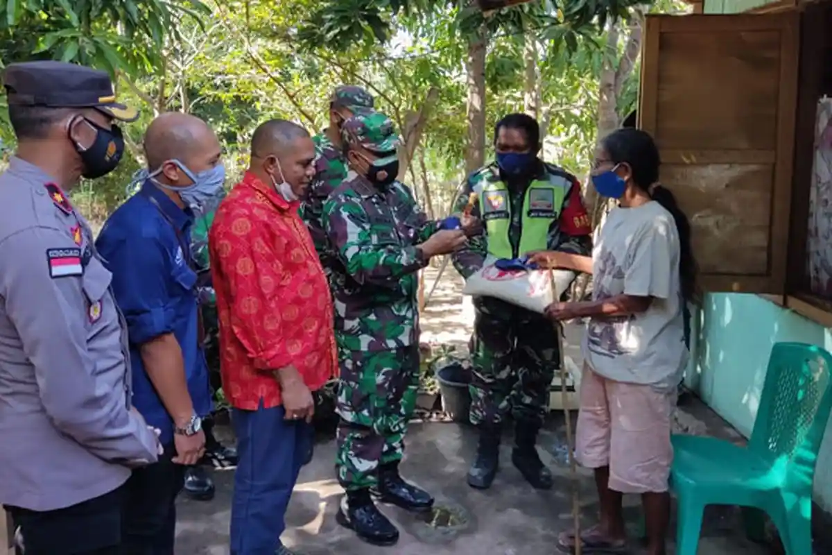 Kodim 1624 Flotim Salurkan 10 Ton Beras untuk Warga Terdampak Covid-19